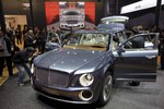 VW в&nbsp;лице марки Bentley произвел на&nbsp;свет нечто ужасающее &mdash; концепт кроссовера люксовой марки. Огромная голубая туша вывалилась на&nbsp;презентацию, нелепая, как слон в&nbsp;блестящих башмаках. Чемодан вместо морды, чудовищные по&nbsp;своим размерам колесные диски на&nbsp;низкопрофильной резине, салон белой кожи, причем кожи в&nbsp;салоне так много, что даже люди, далекие от Green Peace, невольно думают о&nbsp;невинно убиенных зверушках, погибших ради этой пошлости.