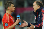 Вскоре, впрочем, Аршавин стал выпадать из&nbsp;обоймы Арсена Венгера, последовала аренда в&nbsp;&laquo;Зенит&raquo; и провальный чемпионат Европы &mdash; 2012, прославивший некогда лучшего игрока страны скандальной фразой &laquo;ваши ожидания &mdash; ваши проблемы&raquo;. На&nbsp;фото: игрок сборной России Андрей Аршавин и главный тренер сборной России по&nbsp;футболу Дик Адвокат на&nbsp;матче группового этапа чемпионата Европы по&nbsp;футболу, 2012&nbsp;год