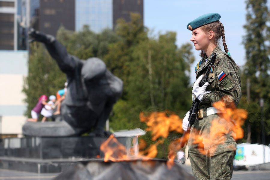 У&nbsp;Вечного огня в&nbsp;парке Горького в&nbsp;День Воздушно-десантных войск в&nbsp;Казани, 2&nbsp;августа 2021&nbsp;года