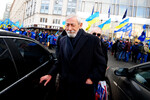 В 2014 году Кикабидзе заявил украинским СМИ, что, будь он молодым, участвовал бы в боевых действиях Украины против Донецкой и Луганской народных республик. Он также раскритиковал Россию за присоединение Крыма и проведение военной спецоперации на территории Украины