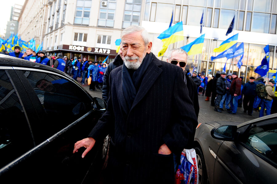 В&nbsp;2014 году Кикабидзе заявил украинским СМИ, что, будь он молодым, участвовал бы в&nbsp;боевых действиях Украины против Донецкой и Луганской народных республик. Он также раскритиковал Россию за&nbsp;присоединение Крыма и проведение военной спецоперации на&nbsp;территории Украины