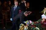 Актер Александр Олешко на церемонии прощания с актрисой Верой Васильевой в Московском академическом Театре сатиры, 12 августа 2023 года