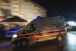 Машина скорой помощи увозит пострадавших с места пожара в отеле Grand Kartal на горнолыжном курорте Карталкая в Болу, Турция, 21 января 2025 года
