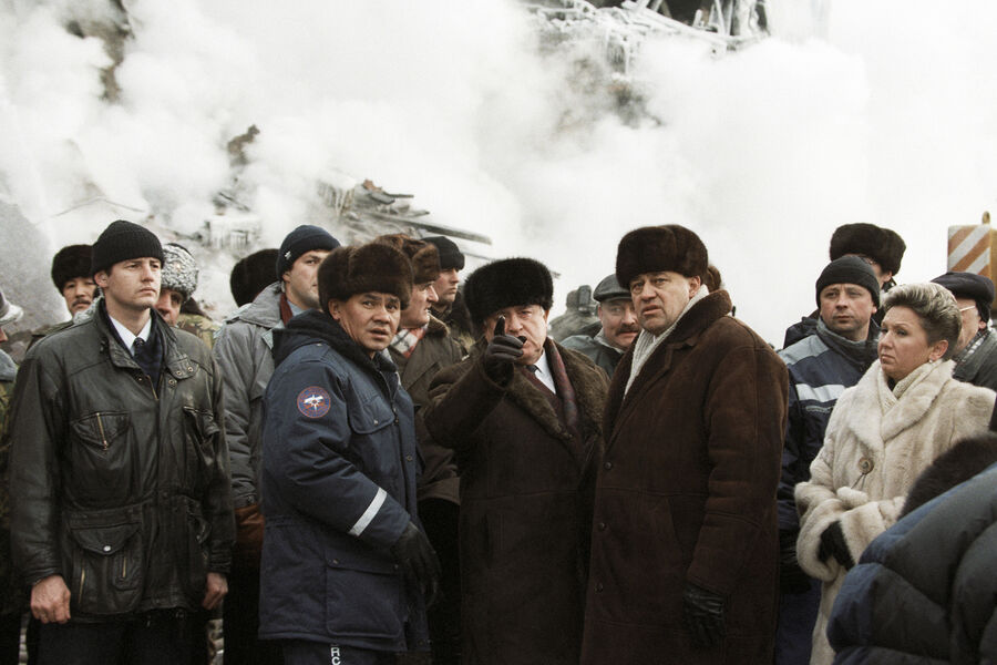 Премьер-министр РФ Виктор Черномырдин (в центре) и министр МЧС Сергей Шойгу (2-й слева) на&nbsp;месте авиакатастрофы в&nbsp;Иркутске, где потерпел аварию самолет АН 124 «Руслан», 06&nbsp;декабря 1997&nbsp;года
