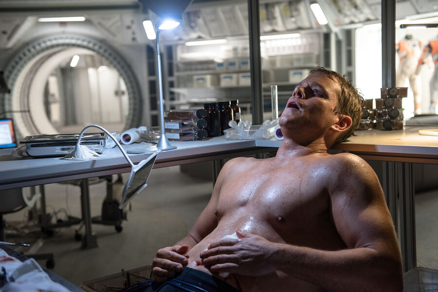 <b>«Марсианин» (2015)</b>
<br><br>
За&nbsp;роль космонавта, забытого на&nbsp;Марсе, Деймон был номинирован на&nbsp;«Оскар», но награду не получил &mdash; картина Ридли Скотта вообще не победила ни в&nbsp;одной из&nbsp;номинаций.
