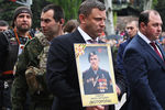 Глава Донецкой народной республики Александр Захарченко (в центре) с портретом Моторолы в акции памяти «Бессмертный полк» во время шествия по случаю 72-й годовщины Победы в Великой Отечественной войне в центре Донецка