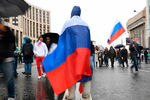 Участники митинга в поддержку незарегистрированных кандидатов в Мосгордуму на проспекте Академика Сахарова в Москве