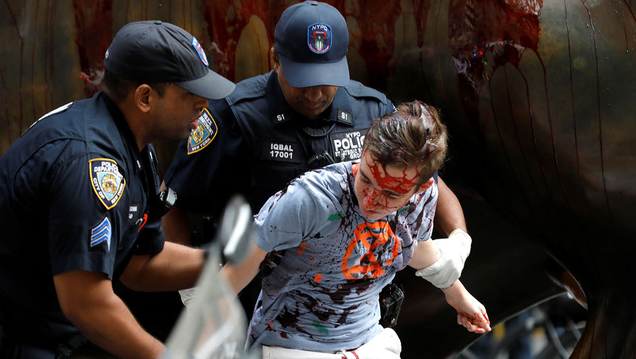 Протестующие возле статуи «Атакующий бык» на&nbsp;Уолл-Стрит в&nbsp;Нью-Йорке, 7 октября 2019 года