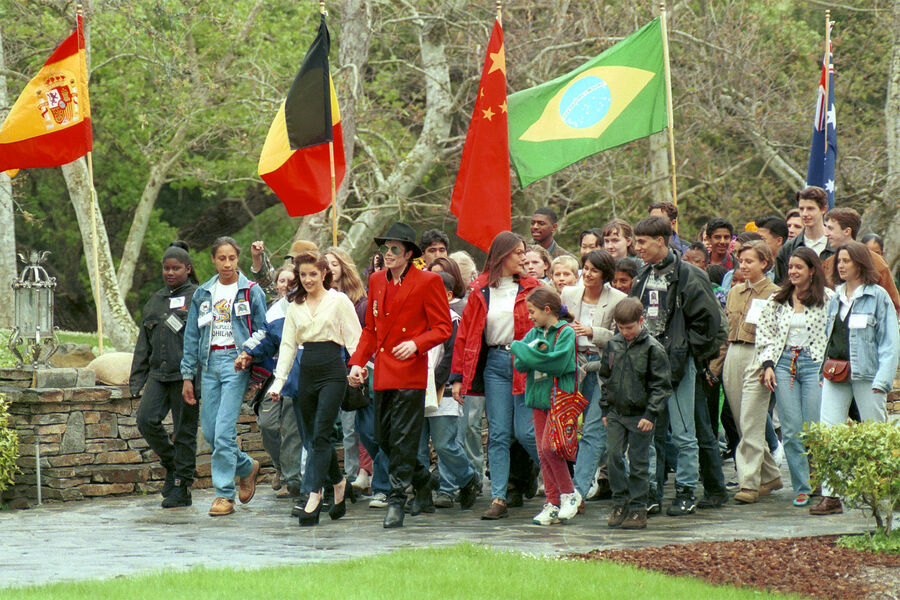 Лиза Мари Пресли и Майкл Джексон в&nbsp;поместье Неверленд, 1995&nbsp;год