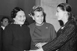 Министр культуры СССР Екатерина Фурцева ( в центре) и балерина Майя Плисецкая (справа) беседуют с художницей Надеждой Леже, 1968 год