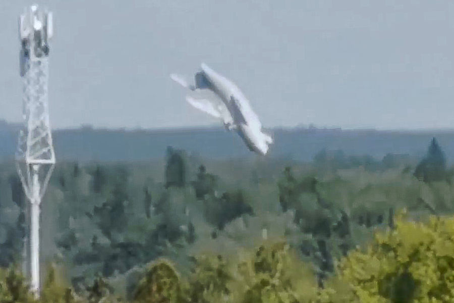 Военно-транспортный самолет Ил-112В с&nbsp;горящим правым двигателем во время катастрофы в&nbsp;ходе тренировочного полета в&nbsp;районе аэродрома &laquo;Кубинка&raquo;, 17&nbsp;августа 2021&nbsp;года