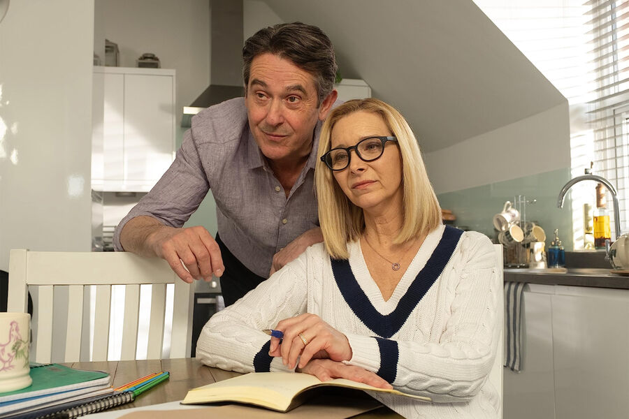 Актеры Адриан Лукис и Лиза Кудроу в&nbsp;сериале &laquo;Как же хорошо...&raquo; (2020 – 2021)