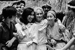 Балерина Ольга Лепешинская после премьеры балета «Маримо» в кругу своих японских коллег, 1966 год