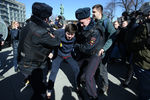 Во время задержания участника несанкционированной акции оппозиции против коррупции на Пушкинской площади, 26 марта 2017 года
