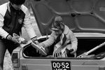 Вратарь сборной СССР по хоккею Владислав Третьяк с сыном, 1977 год