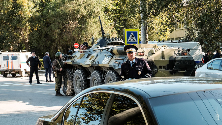 У&nbsp;здания Керченского политехнического колледжа, 17 октября 2018 года