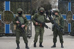 Военнослужащие у здания штаба ВМС Украины