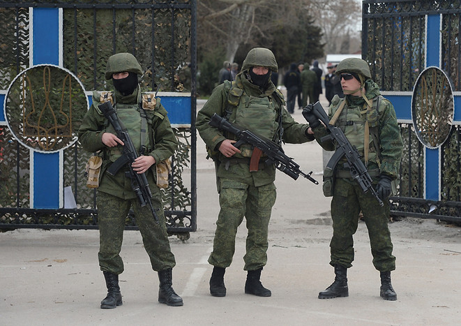 Военнослужащие у здания штаба ВМС Украины