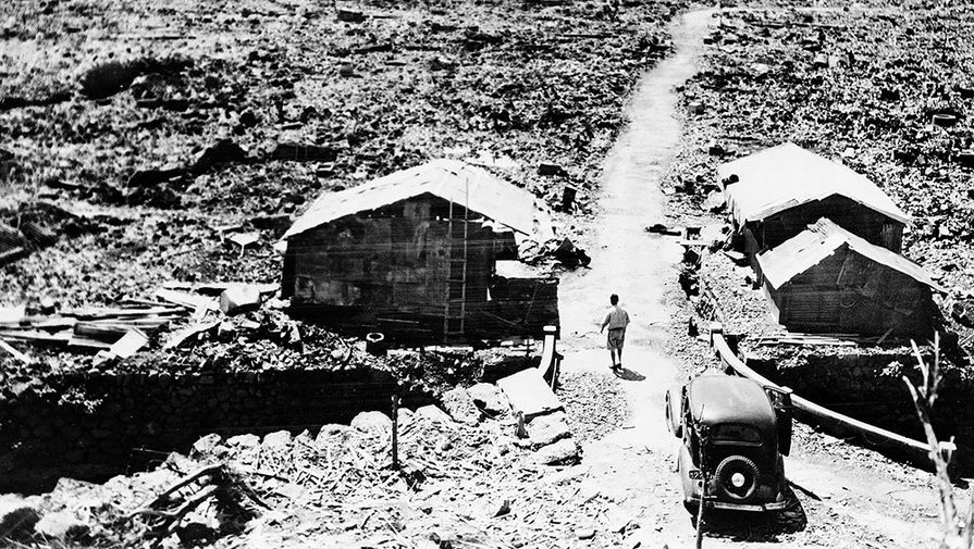 Жилища, построенные из обломков зданий в Нагасаки, 14 сентября 1945 года