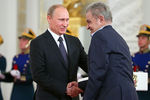 Президент России Владимир Путин и писатель Фазиль Искандер (слева направо) на торжественной церемонии вручения Государственных премий РФ в области науки и технологий, литературы, искусства и гуманитарной деятельности за 2013 год в Георгиевском зале Большого Кремлевского дворца
