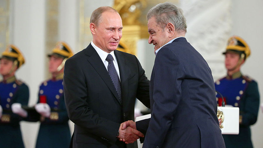 Президент России Владимир Путин и писатель Фазиль Искандер (слева направо) на&nbsp;торжественной церемонии вручения Государственных премий РФ в&nbsp;области науки и технологий, литературы, искусства и гуманитарной деятельности за&nbsp;2013 год в&nbsp;Георгиевском зале Большого Кремлевского дворца