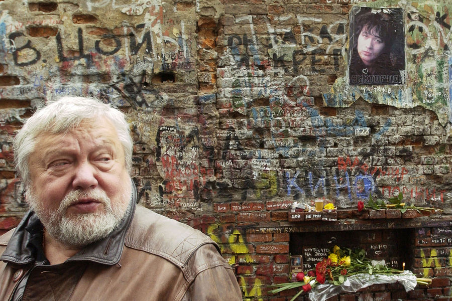 Сергей Соловьев у&nbsp;&laquo;стены Цоя&raquo; на&nbsp;Старом Арбате в&nbsp;годовщину гибели Виктора Цоя, 2004&nbsp;год