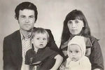 Родился 24 декабря 1981 года в городе Усть-Джегута (Карачаево-Черкесская республика). Через год семья переезжает в Набережные Челны, еще через 5 лет — в город Майский (Кабардино-Балкарская республика). У Димы Билана есть две сестры — старшая Елена и младшая Анна. На фото: маленький Дима (справа) с мамой Ниной, отцом Николаем и сестрой Еленой