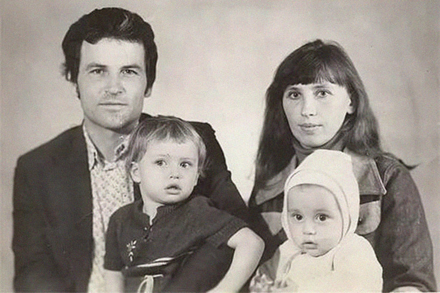 Родился 24&nbsp;декабря 1981&nbsp;года в&nbsp;городе Усть-Джегута (Карачаево-Черкесская республика). Через&nbsp;год семья переезжает в&nbsp;Набережные Челны, еще через&nbsp;5 лет &mdash; в&nbsp;город Майский (Кабардино-Балкарская республика). У&nbsp;Димы Билана есть две сестры &mdash; старшая Елена и младшая Анна. На&nbsp;фото: маленький Дима (справа) с&nbsp;мамой Ниной, отцом Николаем и сестрой Еленой
