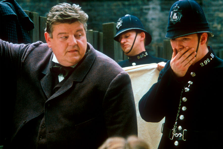 Робби Колтрейн в&nbsp;кадре из&nbsp;фильма &laquo;Из ада&raquo; (2001)