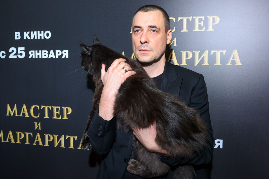 Евгений Цыганов и кот Кеша на&nbsp;премьере фильма &laquo;Мастер и Маргарита&raquo; в&nbsp;Москве, 2024&nbsp;год