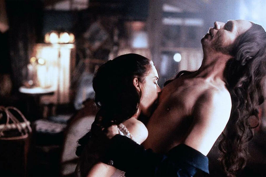 <b>&laquo;Дракула&raquo; (1992)</b>
<br><br>
Снять &laquo;Дракулу&raquo; Фрэнсису Форду Копполе предложила актриса Вайнона Райдер. Она же определила основной актерский состав &ndash; Гэри Олдмана, Энтони Хопкинса и Ричарда Гранта. В&nbsp;роли Джонатана Харкера Коппола видел Джонни Деппа, но предпочтение в&nbsp;итоге было отдано Киану Ривзу. Фильм ужасов по&nbsp;одноименному роману классика готической литературы Брэма Стокера получил три премии &laquo;Оскар&raquo;, пять премий &laquo;Сатурн&raquo; и четыре премии BAFTA.