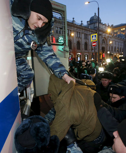 Правоохранители задерживают валютных ипотечников, которые проводят не согласованную с&nbsp;властями акцию у&nbsp;здания Центробанка на&nbsp;Неглинной улице