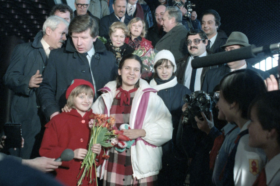 В&nbsp;1988 году мама Кати Лычевой получила стипендию Франсуа Миттерана. Они вместе с&nbsp;Катей переехали во Францию. Екатерина училась в&nbsp;Сорбонне, но выпускные экзамены сдавала в&nbsp;своей советской школе. На&nbsp;фото: встреча Кати Лычевой в&nbsp;аэропорту после возвращения из&nbsp;США