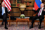 Владимир Путин и Джо Байден во время в Женеве, 16 июня 2021 года
