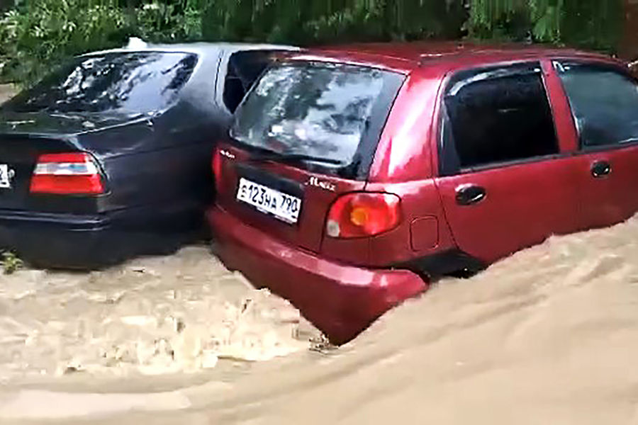 Автомобили на&nbsp;затопленной улице в&nbsp;Керчи, 17&nbsp;июня 2021&nbsp;года
