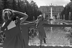 Участницы организации «Дети как миротворцы» — советская школьница Катя Лычева (в центре) и ее американская подруга Стар Роу на экскурсии в Петергофе, 1986 год