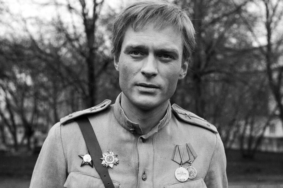 <b>&laquo;Берег&raquo; (1983)</b><br>
Двухсерийный художественный фильм, снятый по&nbsp;одноименному роману писателя Юрия Бондарева, стал последней совместной работой режиссерского дуэта Александра Алова и Владимира Наумова. В&nbsp;центре сюжета &mdash; известный писатель Вадим Никитин (Щербаков), который приезжает в&nbsp;Гамбург, где выходит его новая книга. Неожиданно он встречает немку по&nbsp;имени Эмма (Наталья Белохвостикова), в&nbsp;которую был влюблен много лет назад.
