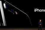 Глава компании Apple Тим Кук во время презентации