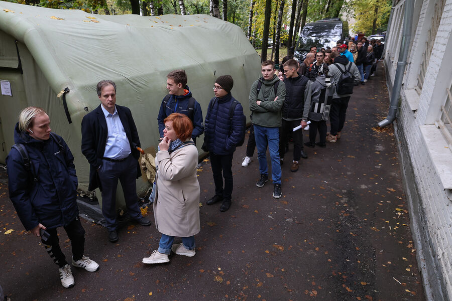 Призывники у&nbsp;военного комиссариата городов Химки, Долгопрудный и Лобня, 26&nbsp;сентября 2022&nbsp;года