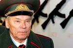 Михаил Калашников на выставке на оборонном заводе в Ижевске, 1997 год