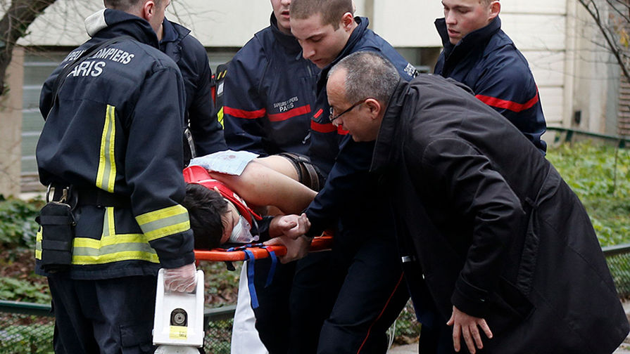 На месте нападения на редакцию журнала Charlie Hebdo в Париже, 7 января 2015 года