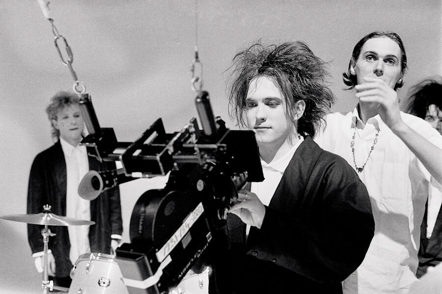 Роберт Смит и режиссер Тим Поуп во время съемок клипа The Cure &mdash; In Between Days, 1985&nbsp;год