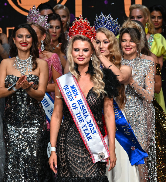 Победительница в&nbsp;специальной номинации Mrs Queen of the year Эвелина Круглова (в центре) в&nbsp;финале Всероссийского конкурса красоты и материнства &laquo;Миссис Россия Мира&raquo; в&nbsp;концертном зале &laquo;Планета КВН&raquo; в&nbsp;Москве, 6&nbsp;июня 2025&nbsp;года