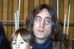 Музыкант Джон Леннон позирует со своим сыном Джулианом, 1968 год