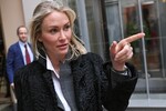 Кандидат на должность президента РФ от «Партии добрых дел» Екатерина Гордон в Центральной избирательной комиссии РФ, где она написала заявление о снятии своей кандидатуры с выборов президента РФ 2018 года