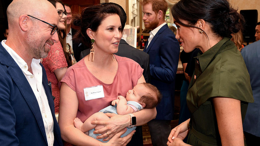 Герцогиня Сассекская Маркл с&nbsp;певицей Мисси Хиггинс и ее ребенком во время приема в&nbsp;Сиднее, 16 октября 2018 года