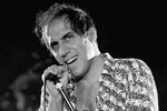 Адриано Челентано поет на сцене спорткомплекса «Олимпийский» в Москве, 1987 год