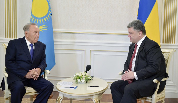 Президент Казахстана Нурсултан Назарбаев и президент Украины Петр Порошенко во время встречи
