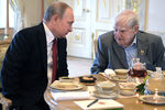 Президент России Владимир Путин и писатель Даниил Гранин после церемонии награждения писателя Государственной премией в Константиновском дворце в Стрельне, 3 июня 2017 года