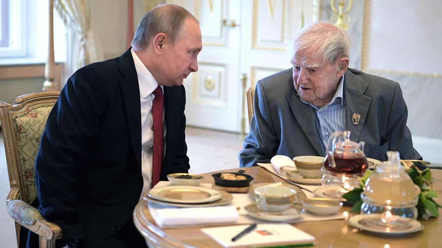 Президент России Владимир Путин и писатель Даниил Гранин после церемонии награждения писателя Государственной премией в Константиновском дворце в Стрельне, 3 июня 2017 года